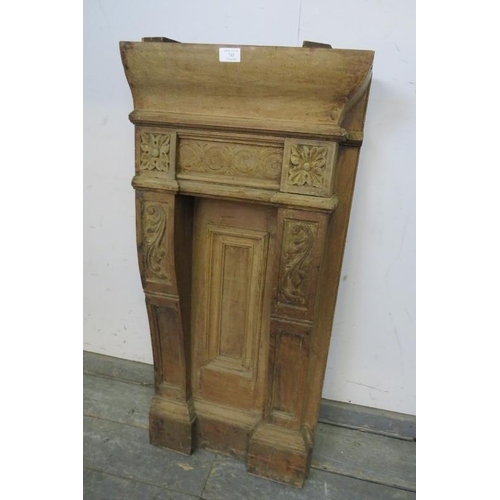 784 - A 19th century medium oak architectural moulding, having relief carved acanthus and rosette decorati... 