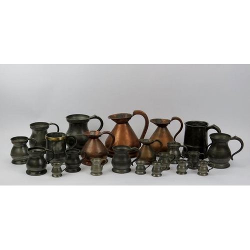 114 - A large collection of pewter and copper tankards, jugs and measures, 19th century. (22 items) 19.7 c... 