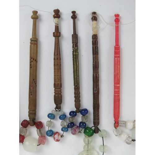 115 - A group of antique lace makers bobbins. Turned wood and stained red bone. (13 items)
Condition repor... 