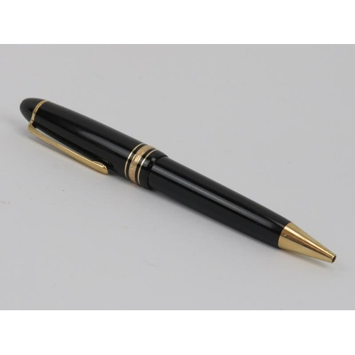 17 - A Mont Blanc Meisterstück ‘No 161’ gold coated black ballpoint pen. Presentation box included. Box: ... 