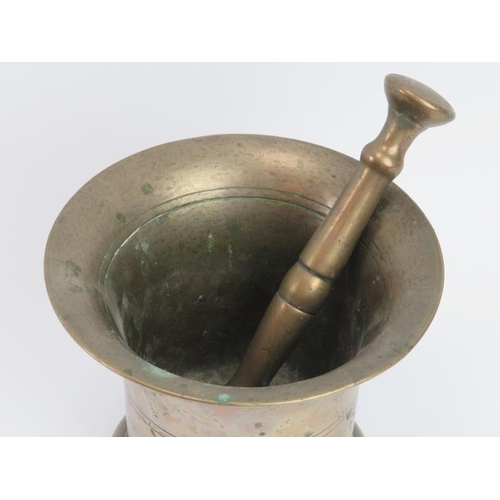 29 - A large antique cast metal pestle and mortar. (2 items) Mortar: 16.3 cm diameter. 
Condition report:... 