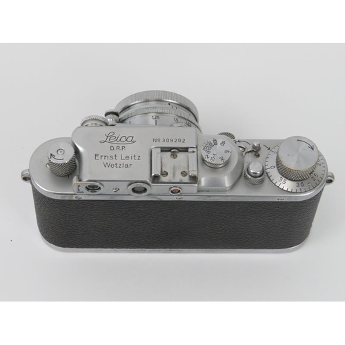 50 - A vintage Leica IIIa DRP Ernst Leitz Wetzlar camera with Summitar f=5cm 1:2 lens. Camera serial numb... 