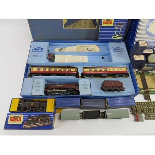 96 - A vintage Hornby Dublo 3-rail ‘Duchess of Montrose’ passenger train set with rolling stock, electric... 