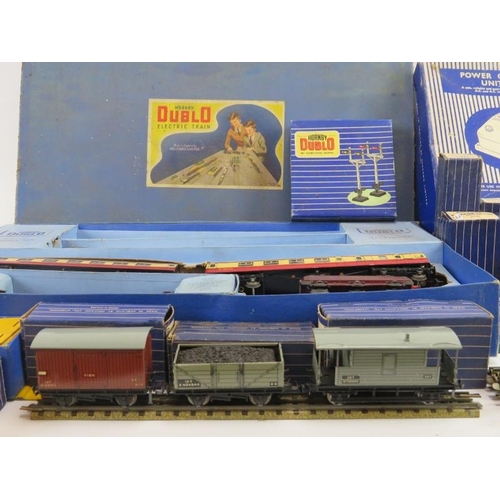 96 - A vintage Hornby Dublo 3-rail ‘Duchess of Montrose’ passenger train set with rolling stock, electric... 