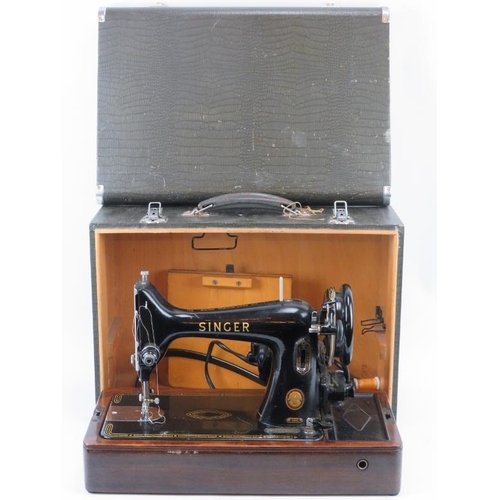 98 - A vintage Singer electric sewing machine, circa 1953. Serial number: EJ152132.
Condition report: Som... 