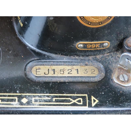 98 - A vintage Singer electric sewing machine, circa 1953. Serial number: EJ152132.
Condition report: Som... 