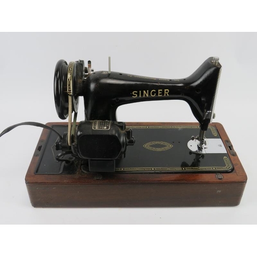 98 - A vintage Singer electric sewing machine, circa 1953. Serial number: EJ152132.
Condition report: Som... 