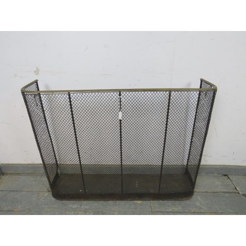 727 - A large Edwardian brass and wire mesh freestanding fire guard. 
H70cm W92cm D23cm (approx).
Conditio... 