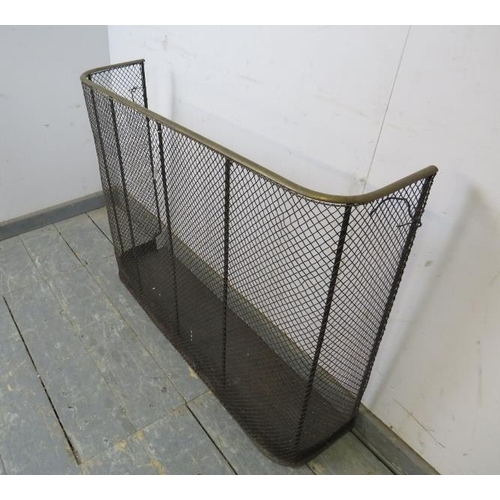 727 - A large Edwardian brass and wire mesh freestanding fire guard. 
H70cm W92cm D23cm (approx).
Conditio... 