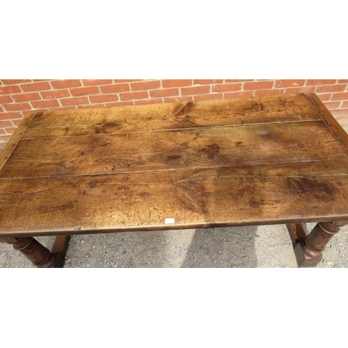 772 - A good quality medium oak refectory table in the 17th century taste, on turned supports with block f... 