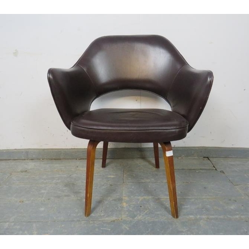 789 - A mid-century ‘Executive’ desk chair in the manner of Eero Saarinen for Knoll, re-upholstered in sup... 