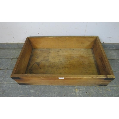 819 - A vintage pine bread storage tray, having metal bound corners and carry handles to either side. 
H20... 