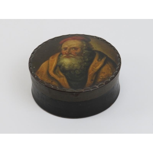 11 - A European hand painted and black lacquered papier-mâché table snuff box, 18th/19th century.
Depicti... 