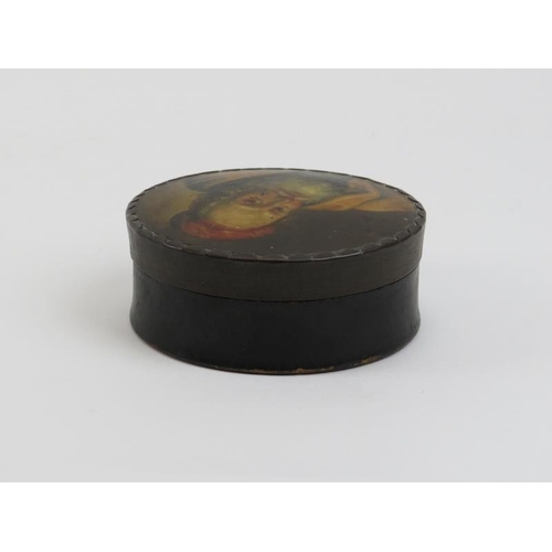 11 - A European hand painted and black lacquered papier-mâché table snuff box, 18th/19th century.
Depicti... 