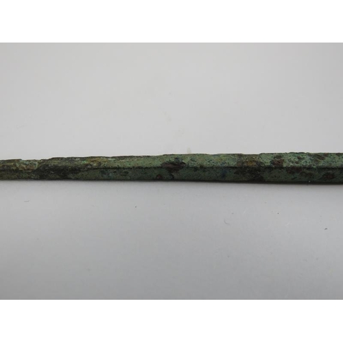 140 - An ancient Roman bronze wax stylus. 17.1 cm length.
Condition report: Some corrosion and verdigris t... 