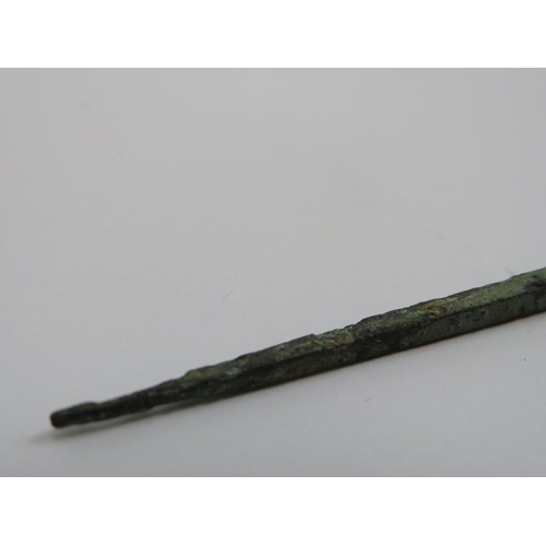 140 - An ancient Roman bronze wax stylus. 17.1 cm length.
Condition report: Some corrosion and verdigris t... 