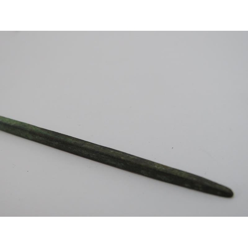 140 - An ancient Roman bronze wax stylus. 17.1 cm length.
Condition report: Some corrosion and verdigris t... 