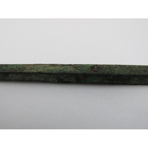 140 - An ancient Roman bronze wax stylus. 17.1 cm length.
Condition report: Some corrosion and verdigris t... 