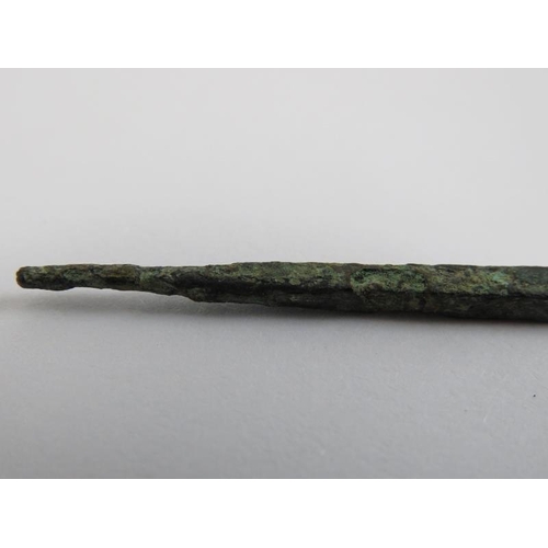 140 - An ancient Roman bronze wax stylus. 17.1 cm length.
Condition report: Some corrosion and verdigris t... 