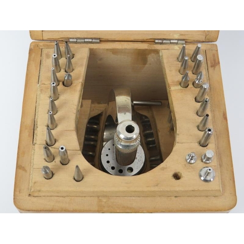 182 - A Swiss watchmakers staking tool set by Star, 20th century. Box: 12.5 cm height.
Condition report: S... 