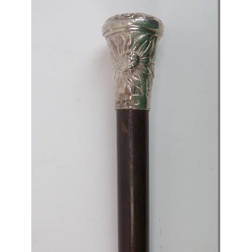 229 - A modern silver mounted rosewood walking cane. Mark of KC, Sheffield 2009. 81 cm length.
Condition r... 