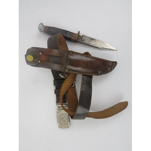 272 - A vintage leather flying helmet (WWII?) and a vintage sheath knife on Girl Guide leather belt. (2 it... 