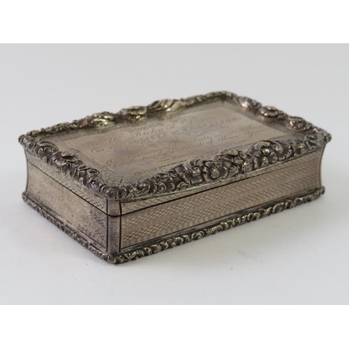 362 - A William IV silver table snuff box with a period inscription from the Society of Engravers. Overall... 