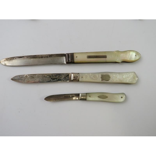 373 - 14 mixed folding fruit knives of various types including three hallmarked silver examples. (14)