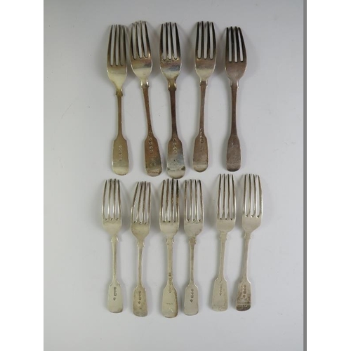 383 - 11 mixed silver fiddle pattern dessert forks, mixed hallmarks and makers. Length 17cm. Gross weight ... 