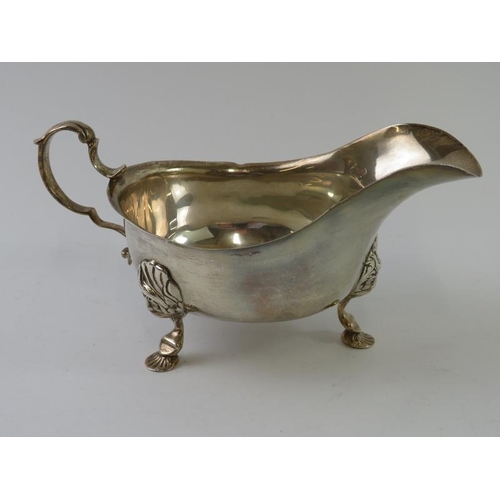 405 - An early 20th century Irish silver sauce boat with mask feet. Hallmarked for Dublin 19818, maker Wes... 