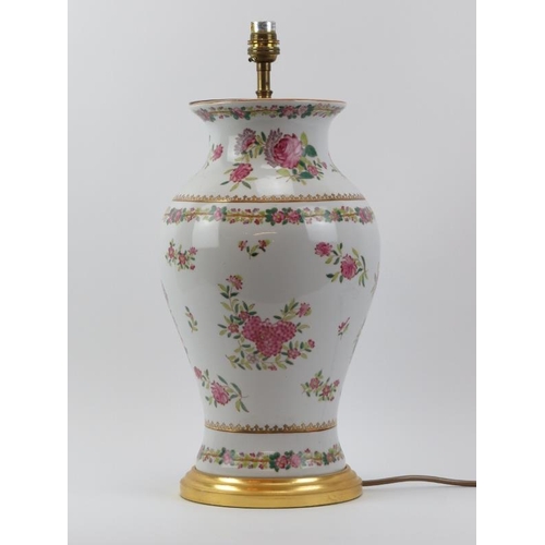 45 - A large European Samson famille rose style porcelain table lamp, late 20th century. 38.6 cm height (... 