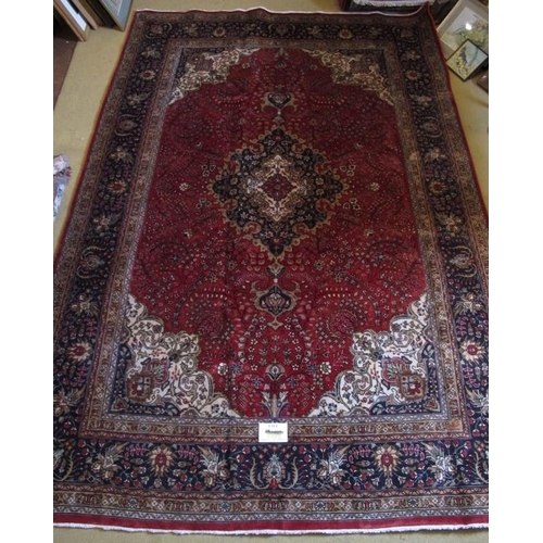 859 - A fine Persian Kashan carpet. Central medallion on red ground. 300cm x 195cm.
Condition report: Very... 