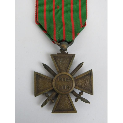 147 - A French Third Republic ‘Croix de Guerre’ bronze medal dated 1914-1918 and a Ville De Tourcoing Comm... 