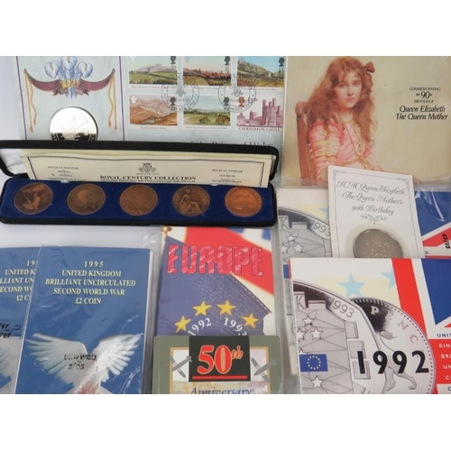 266 - A collection of Royal Mint uncirculated coins and commemorative coins, circa 1977-1995. (Quantity)
C... 