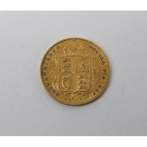 282 - A Victorian 22ct gold half sovereign with Jubilee head and shield back, dated 1892. 1.9 cm diameter.... 