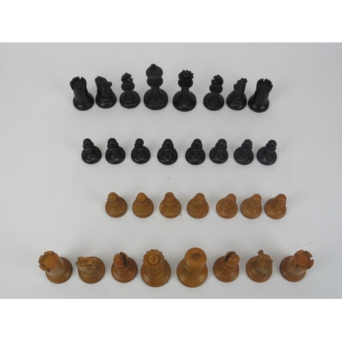 42 - A turned and eboninised wood chess set. (31 pieces) Kings: 7.8 cm height. 
Condition report: Some ag... 