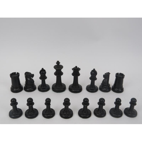 42 - A turned and eboninised wood chess set. (31 pieces) Kings: 7.8 cm height. 
Condition report: Some ag... 