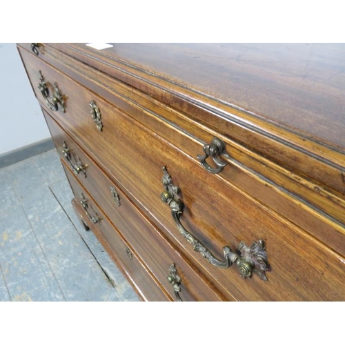 712 - A good 18th century mahogany bachelor’s chest, housing a pull-out brushing slide above three graduat... 