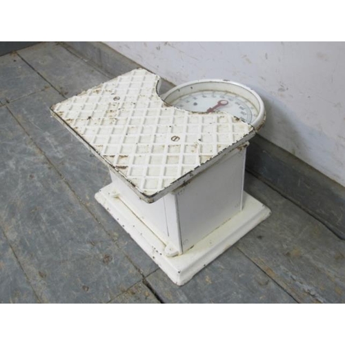 806 - A set of vintage cast iron and enamel doctor’s scales painted white.  H22cm W27cm D30cm (approx)
Con... 