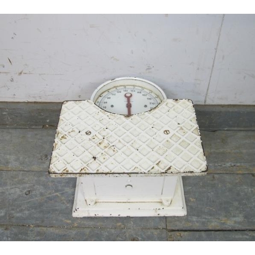 806 - A set of vintage cast iron and enamel doctor’s scales painted white.  H22cm W27cm D30cm (approx)
Con... 