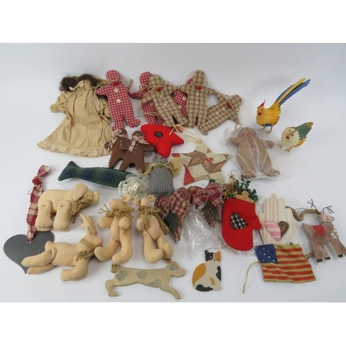 101 - A group of vintage Christmas tree decorations and other similar items. (Quantity)
Condition report: ... 