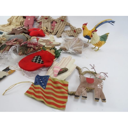 101 - A group of vintage Christmas tree decorations and other similar items. (Quantity)
Condition report: ... 