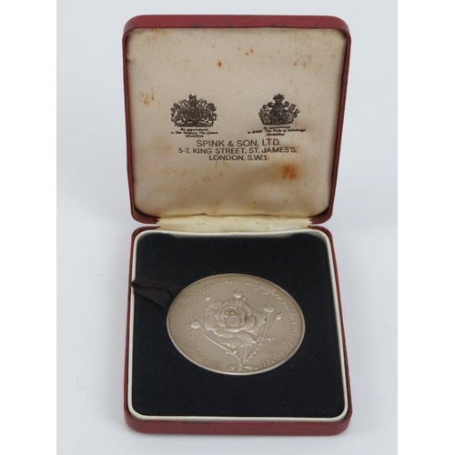 129 - A Queen Elizabeth II 1977 Silver Jubilee sterling silver medal, designed by Leslie Durbin (1913-2005... 