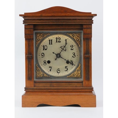 18 - An Art Deco chiming oak mantle clock, early 20th century. 30.7 cm height. 
Condition report: Some ag... 