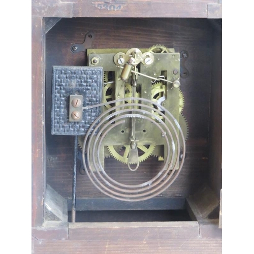 18 - An Art Deco chiming oak mantle clock, early 20th century. 30.7 cm height. 
Condition report: Some ag... 