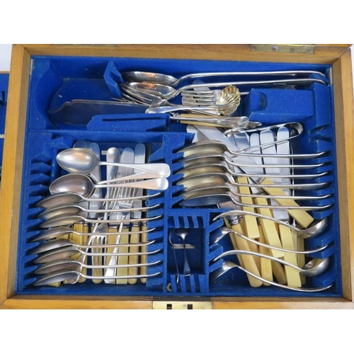 266 - A part silver plated flatware cutlery canteen, early 20th century. (Quantity) Case: 47 cm width.
Con... 