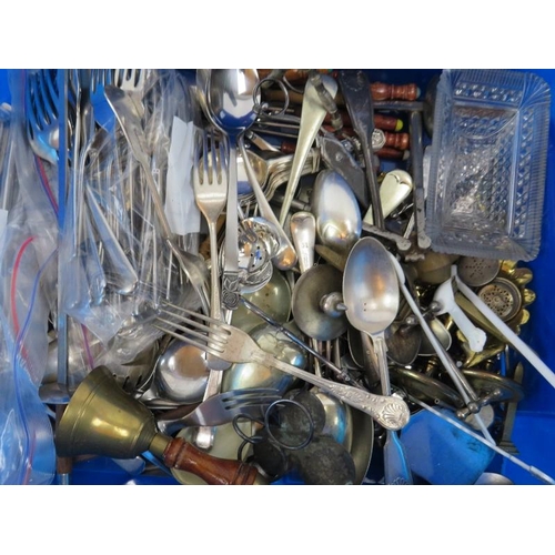 268 - A quantity of silver plated and metalware items. Mostly flatware. (Quantity)
Condition report: Varyi... 