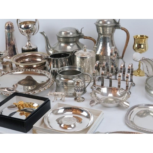 270 - A quantity of silver plated and metalware items, late 19th/20th century. (Quantity).
Condition repor... 