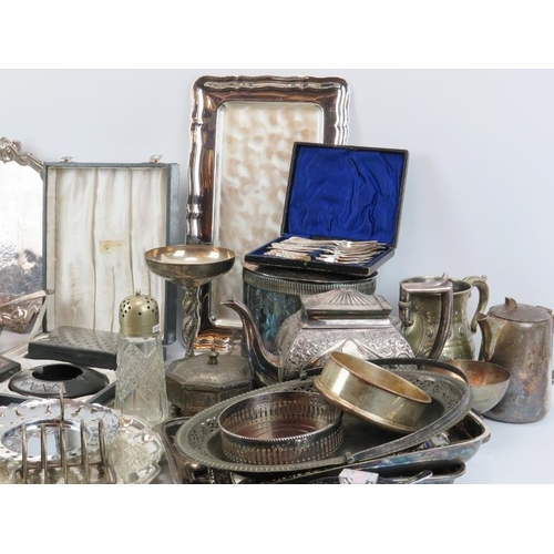 271 - A quantity of silver plated and metalware items, late 19th/20th century. (Quantity)
Condition report... 