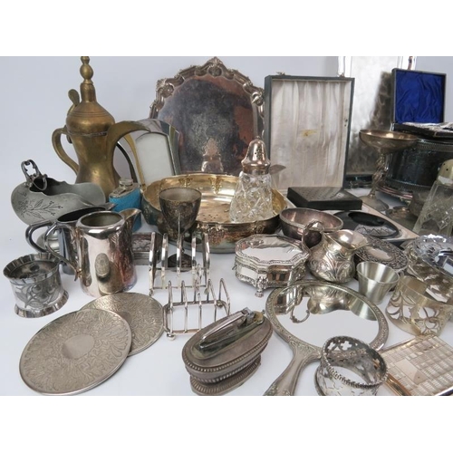 271 - A quantity of silver plated and metalware items, late 19th/20th century. (Quantity)
Condition report... 